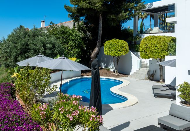 Villa i Marbella - Elegant Villa with sea Views & Pool Marbella