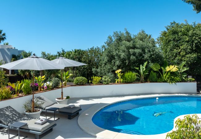 Villa i Marbella - Elegant Villa with sea Views & Pool Marbella