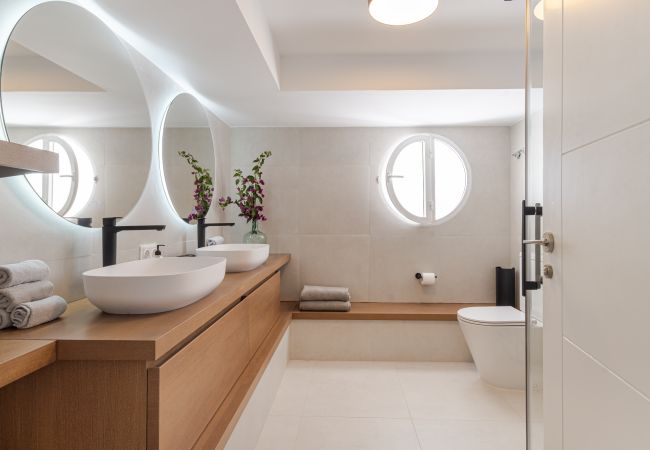 Villa i Marbella - Elegant Villa with sea Views & Pool Marbella