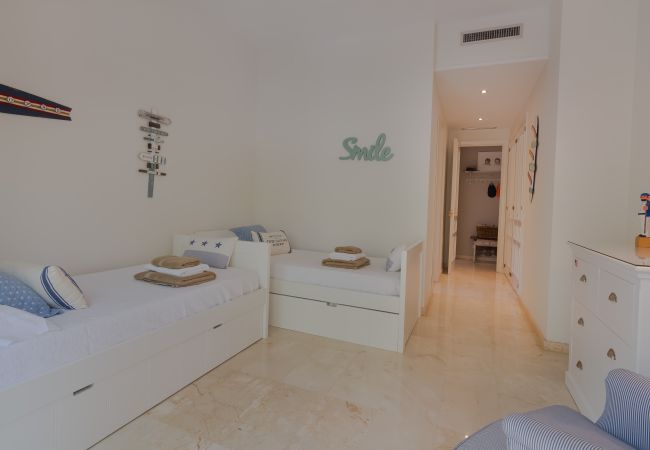 Lejlighed i Marbella - 18166 - SUPERB FRONT LINE LOCATION - HEATED POOL