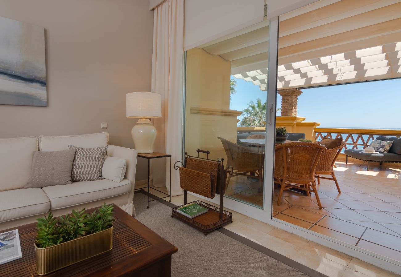 Lejlighed i Marbella - Superb Front Line Location, Sea View- Heated Pool