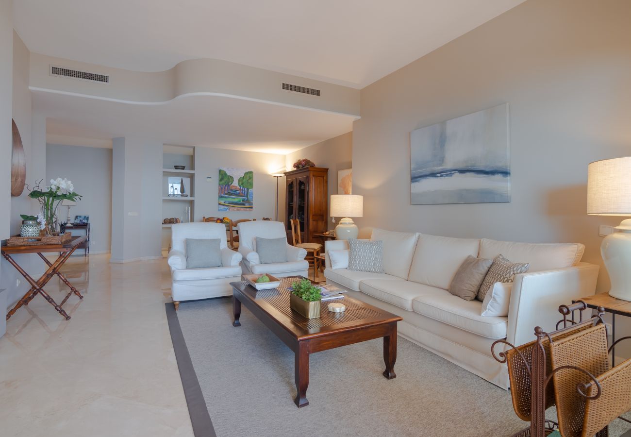 Lejlighed i Marbella - Superb Front Line Location, Sea View- Heated Pool