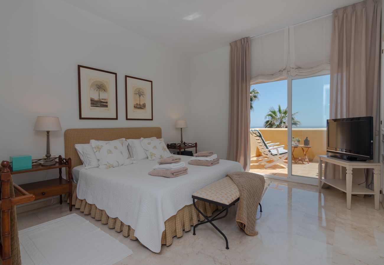 Lejlighed i Marbella - Superb Front Line Location, Sea View- Heated Pool