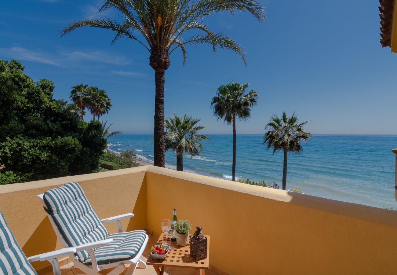 Lejlighed i Marbella - Superb Front Line Location, Sea View- Heated Pool