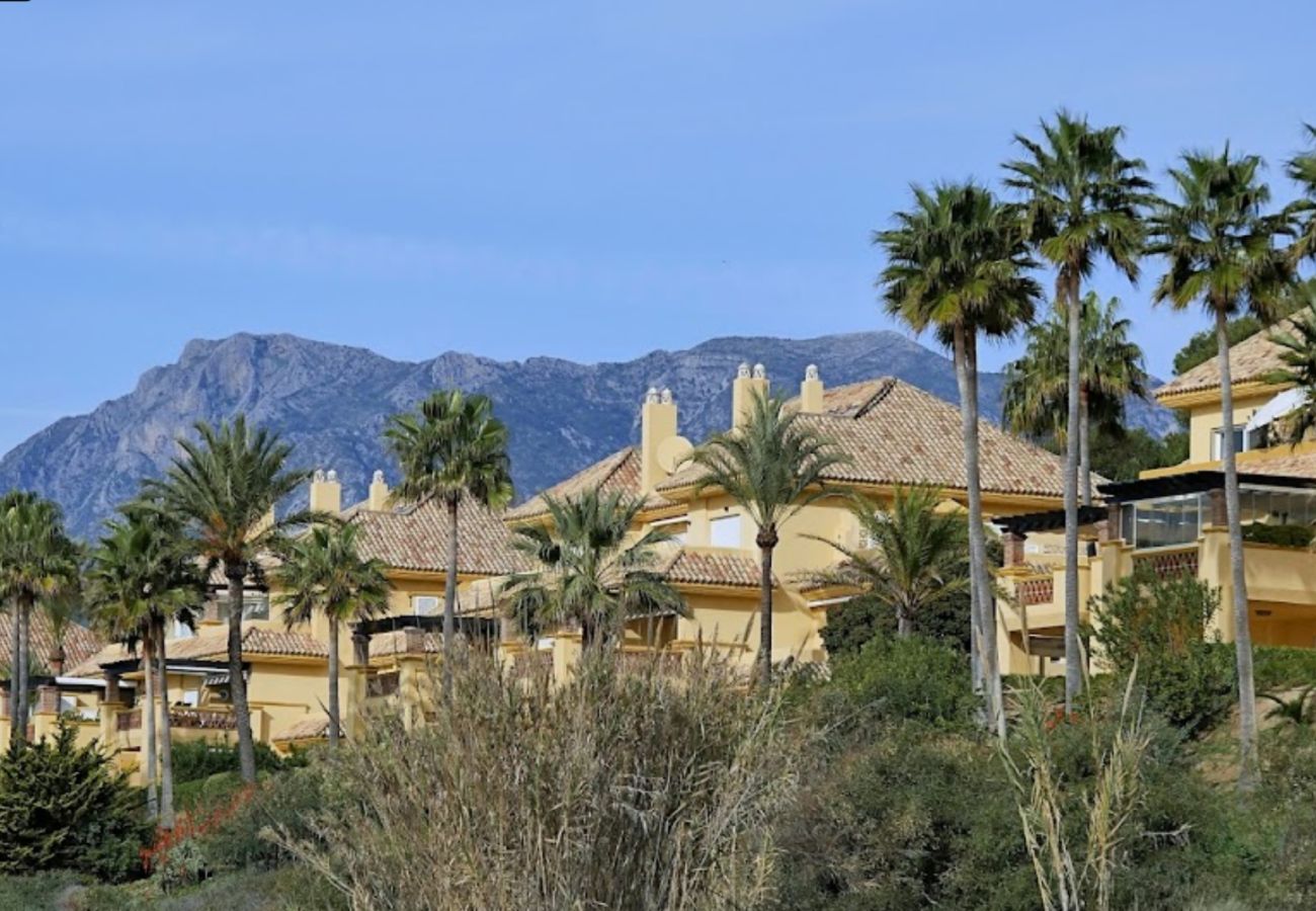 Lejlighed i Marbella - Superb Front Line Location, Sea View- Heated Pool