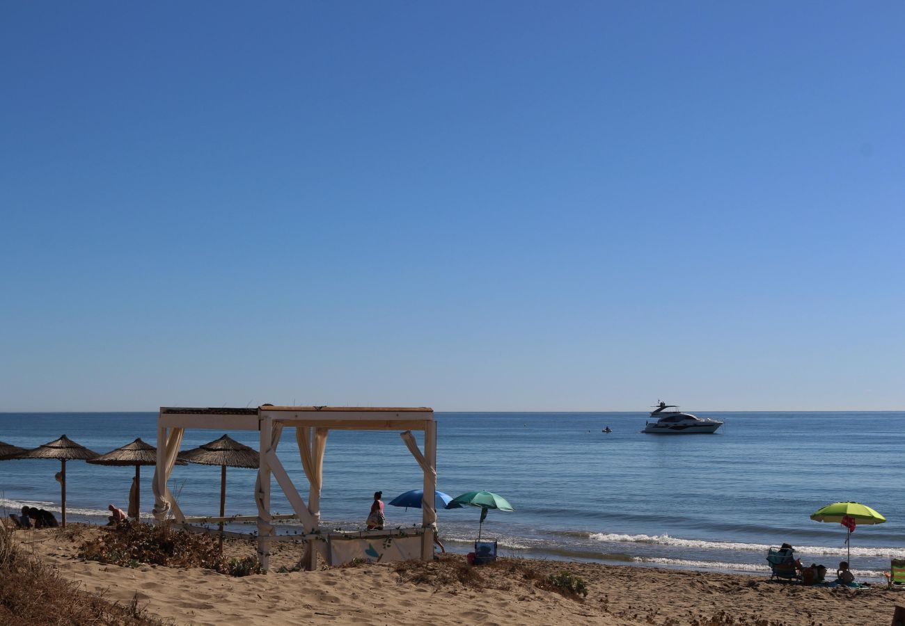 Lejlighed i Marbella - Superb Front Line Location, Sea View- Heated Pool