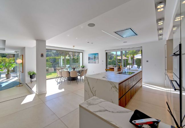 Villa i Marbella - Contemporary & Very Spacious Villa Puerto Banus