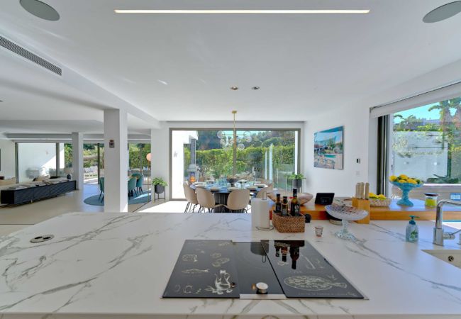 Villa i Marbella - Contemporary & Very Spacious Villa Puerto Banus