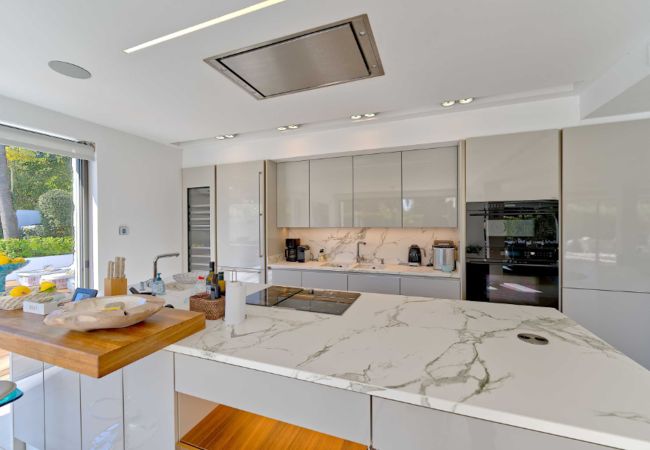 Villa i Marbella - Contemporary & Very Spacious Villa Puerto Banus