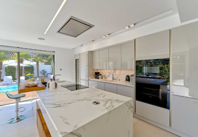 Villa i Marbella - Contemporary & Very Spacious Villa Puerto Banus