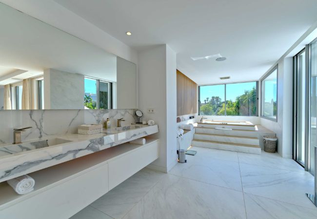 Villa i Marbella - Contemporary & Very Spacious Villa Puerto Banus