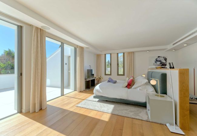 Villa i Marbella - Contemporary & Very Spacious Villa Puerto Banus
