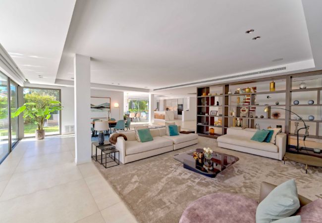 Villa i Marbella - Contemporary & Very Spacious Villa Puerto Banus