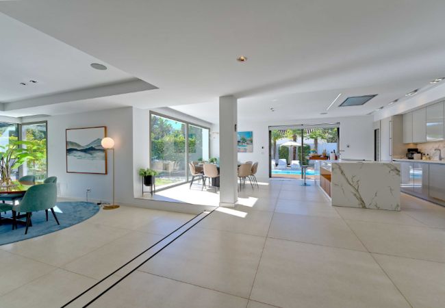 Villa i Marbella - Contemporary & Very Spacious Villa Puerto Banus
