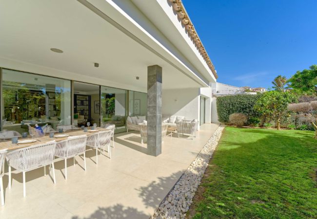 Villa i Marbella - Contemporary & Very Spacious Villa Puerto Banus