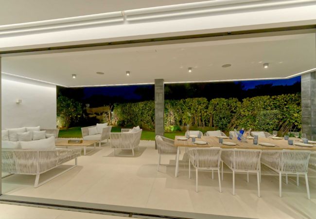 Villa i Marbella - Contemporary & Very Spacious Villa Puerto Banus