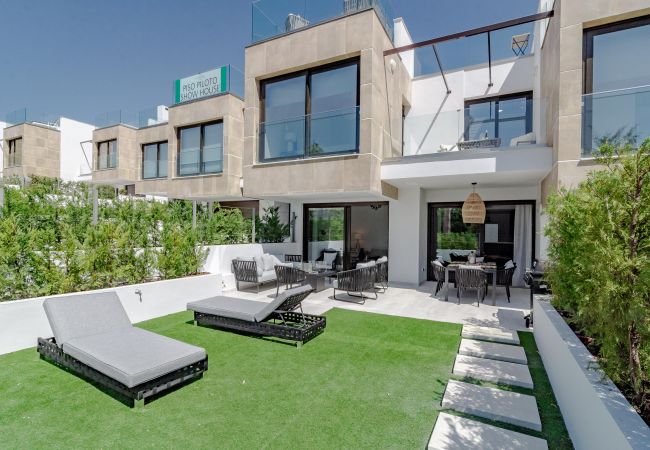 Byhus i Nueva andalucia - GG- Modern townhouse, families & couples only