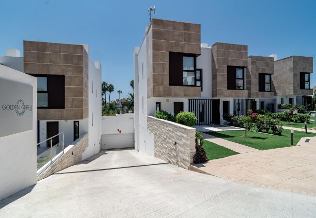 Byhus i Nueva andalucia - GG- Modern townhouse, families & couples only