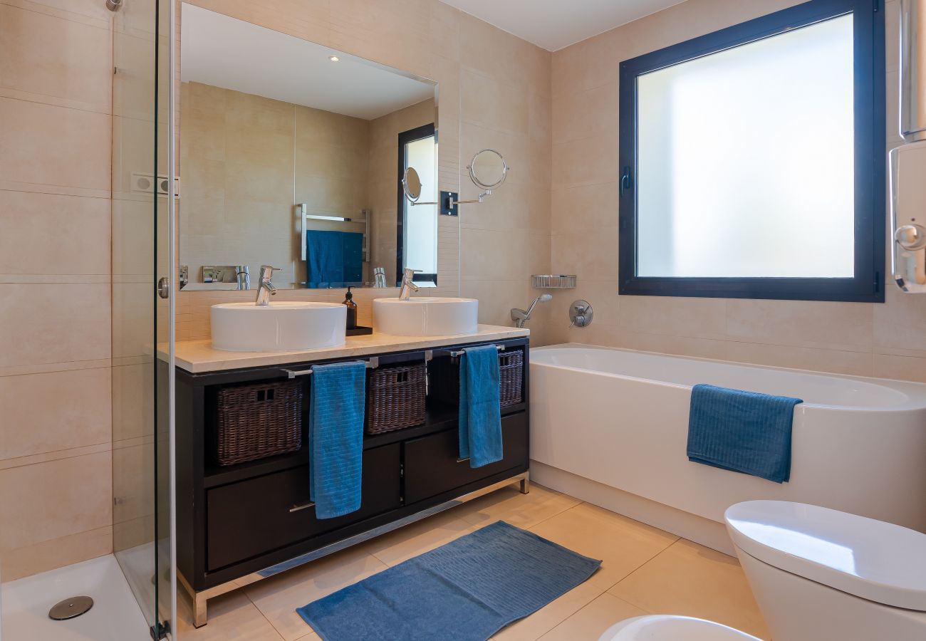 Lejlighed i Marbella - Luxurious Penthouse with Spa Amenities