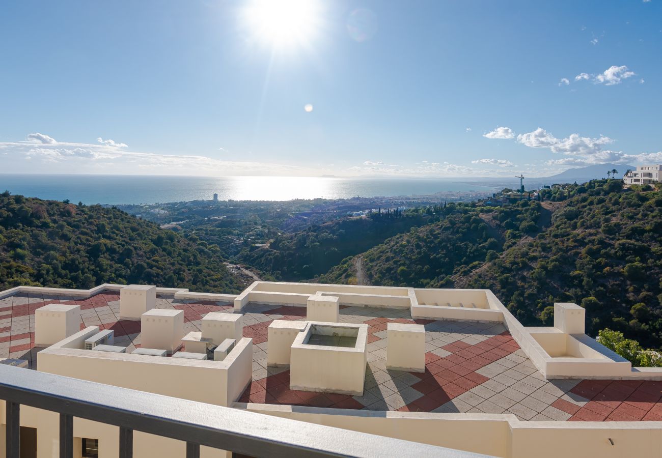 Lejlighed i Marbella - Luxurious Penthouse with Spa Amenities