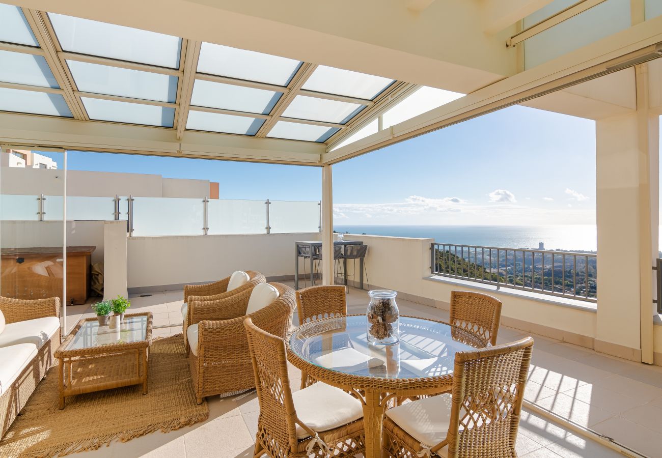 Lejlighed i Marbella - Luxurious Penthouse with Spa Amenities
