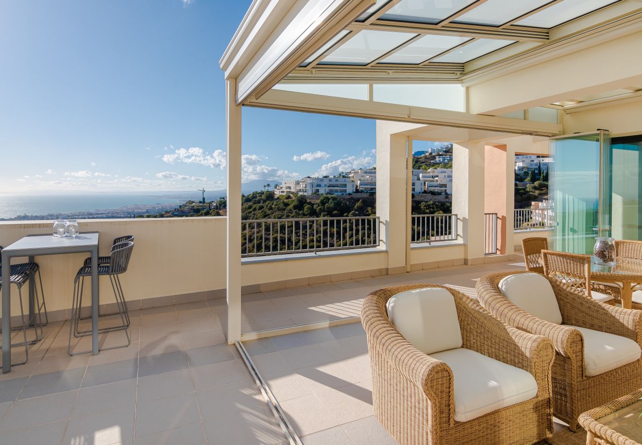 Lejlighed i Marbella - Luxurious Penthouse with Spa Amenities