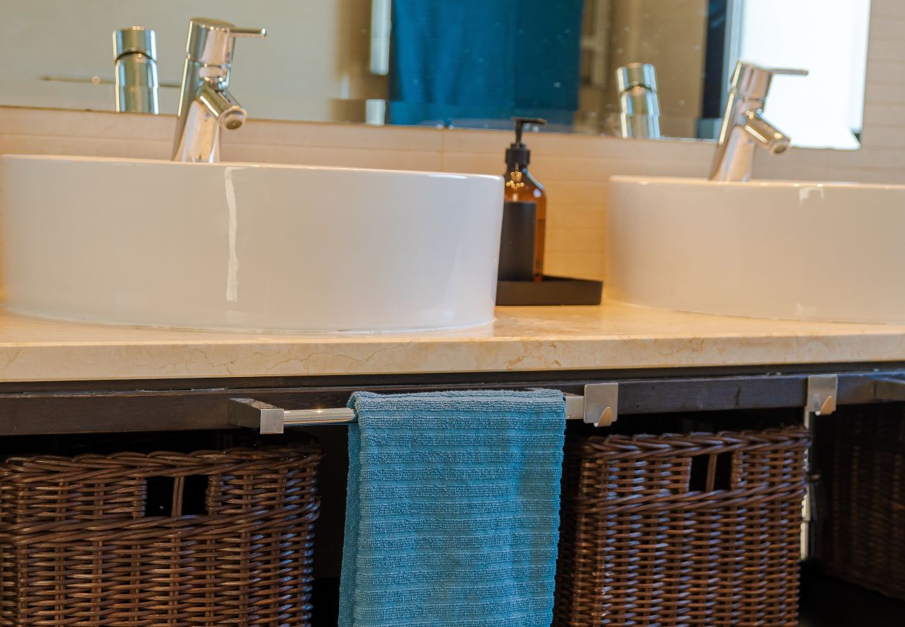 Lejlighed i Marbella - Luxurious Penthouse with Spa Amenities