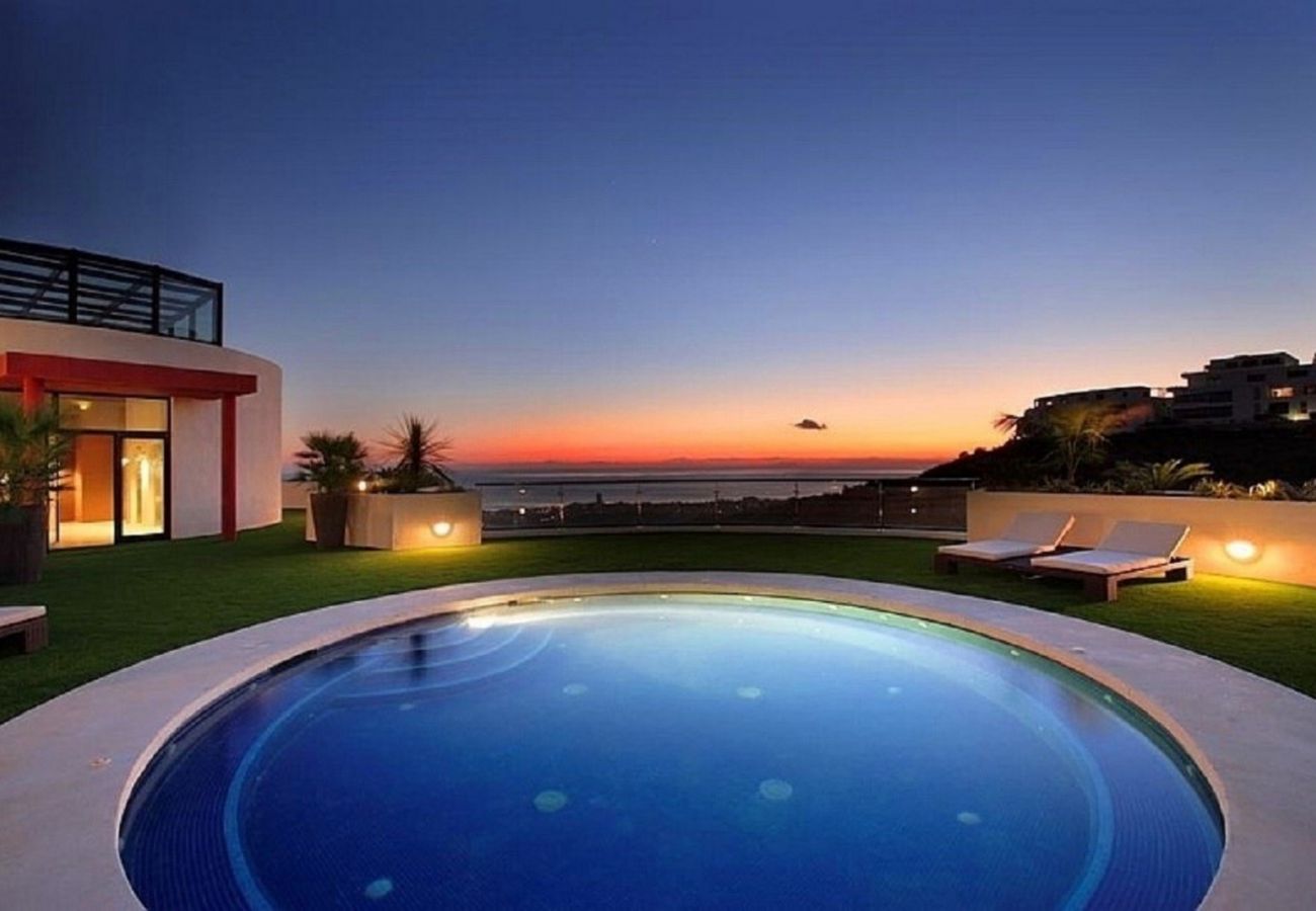 Lejlighed i Marbella - Luxurious Penthouse with Spa Amenities