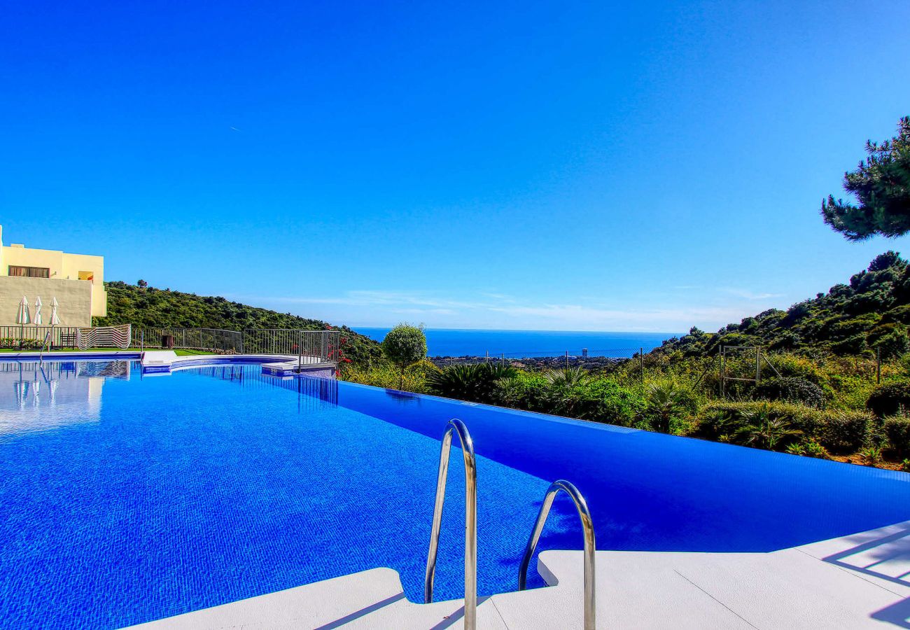 Lejlighed i Marbella - Luxurious Penthouse with Spa Amenities