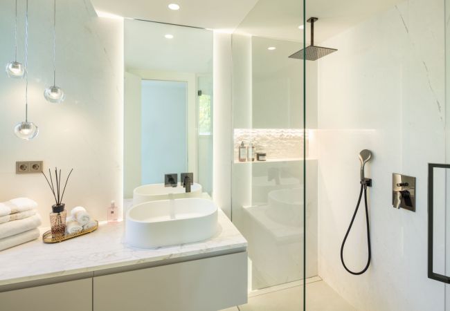 Villa i Marbella - Luxury Villa with High Security, Pool & Jacuzzi