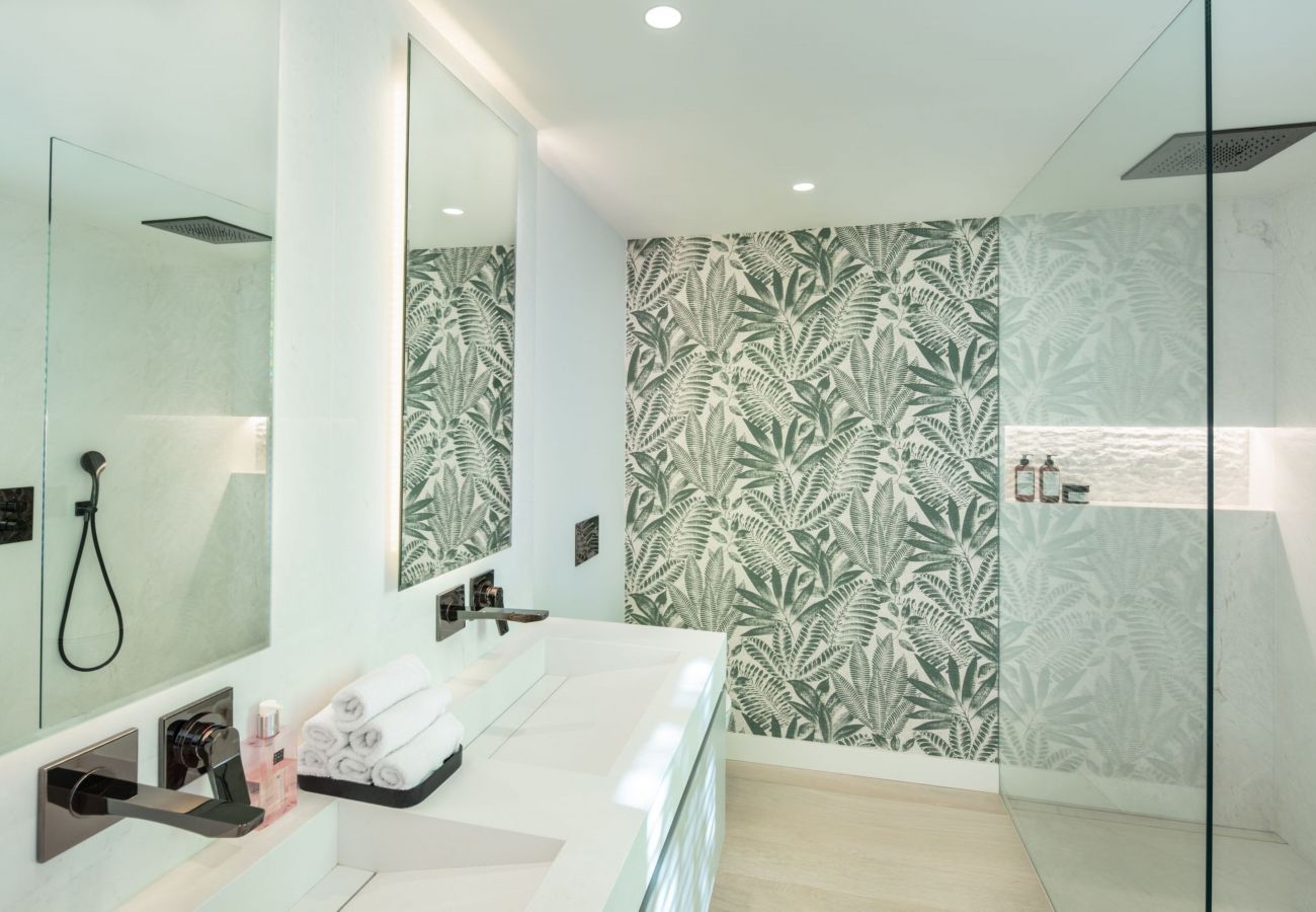Villa i Marbella - Luxury Villa with High Security, Pool & Jacuzzi
