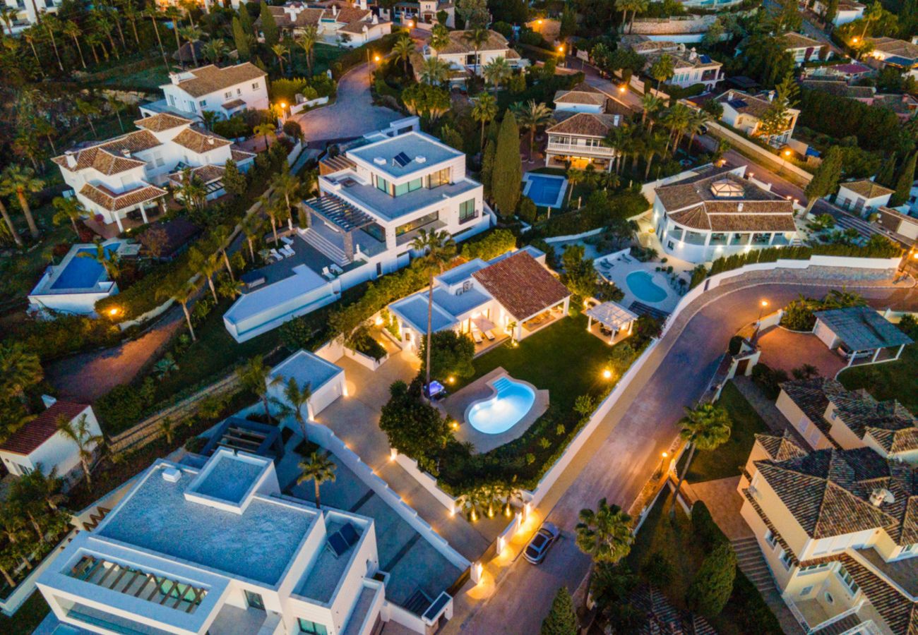 Villa i Marbella - Luxury Villa with High Security, Pool & Jacuzzi