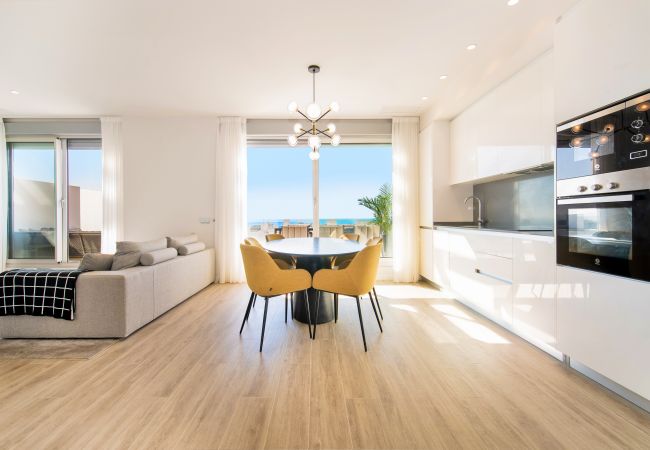 Lejlighed i Estepona - LM3.52B- Spacious family penthouse with sea view