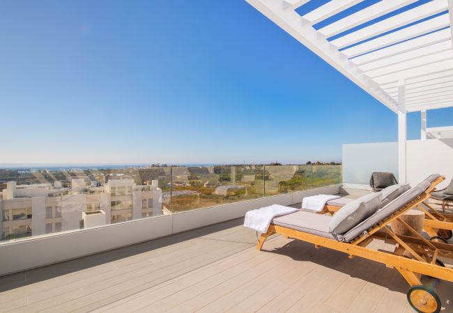 Lejlighed i Estepona - LM3.52B- Spacious family penthouse with sea view