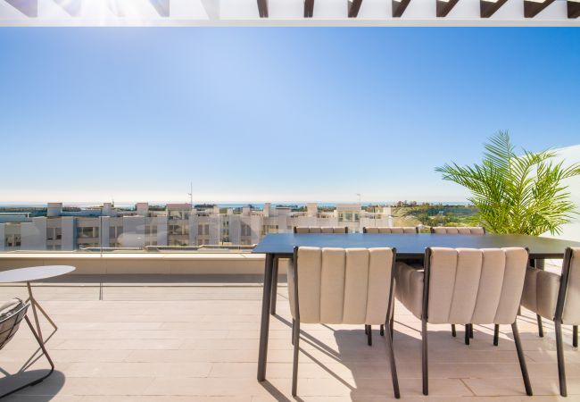 Lejlighed i Estepona - LM3.52B- Spacious family penthouse with sea view