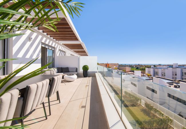 Lejlighed i Estepona - LM3.52B- Spacious family penthouse with sea view