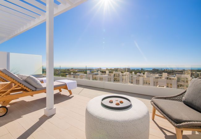 Lejlighed i Estepona - LM3.52B- Spacious family penthouse with sea view