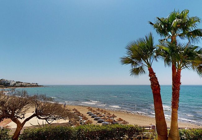 Villa i Mijas Costa - Modern Villa with Private Pool & Rooftop Terrace