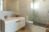 Villa i Mijas Costa - Modern Villa with Private Pool & Rooftop Terrace