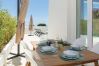 Villa i Mijas Costa - Modern Villa with Private Pool & Rooftop Terrace