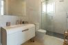 Villa i Mijas Costa - Modern Villa with Private Pool & Rooftop Terrace