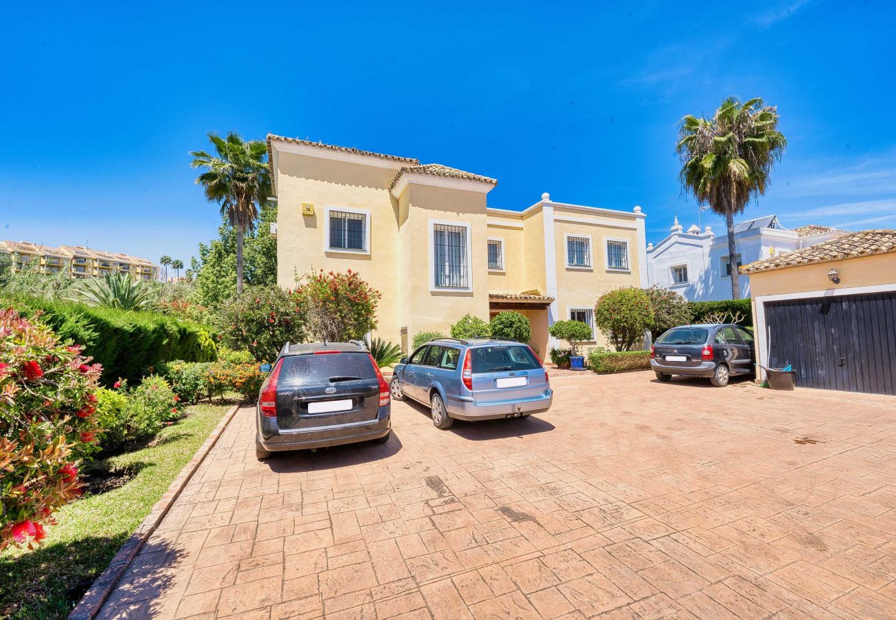 Villa i Estepona - 1106 Luxurious Family Villa with Heated Pool