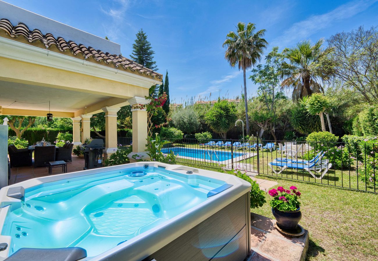 Villa i Estepona - 1106 Luxurious Family Villa with Heated Pool