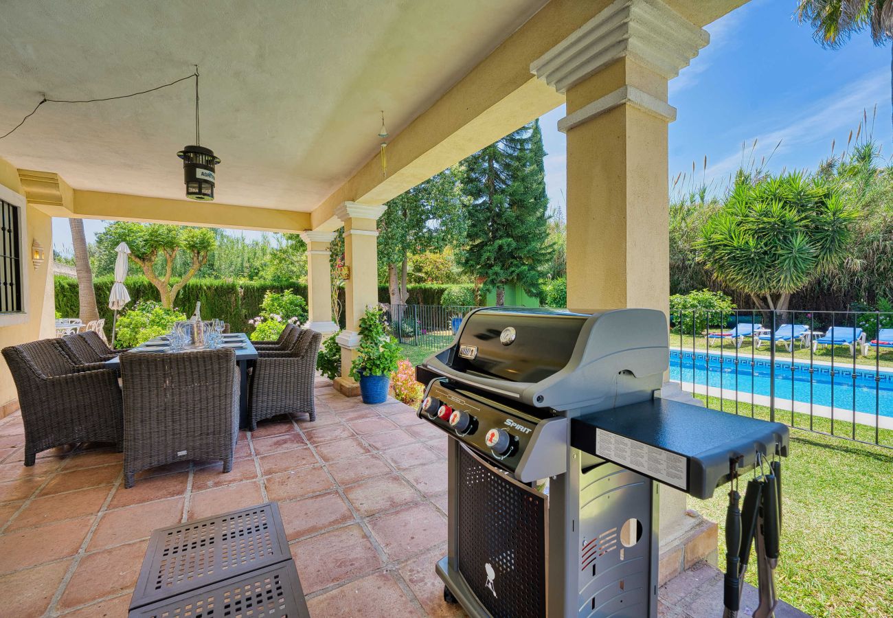 Villa i Estepona - 1106 Luxurious Family Villa with Heated Pool