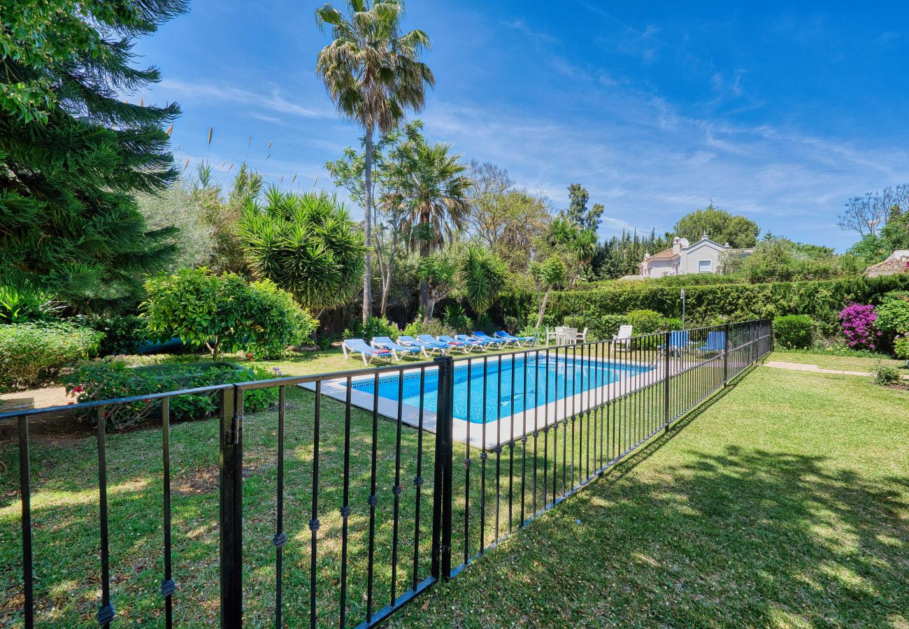 Villa i Estepona - 1106 Luxurious Family Villa with Heated Pool