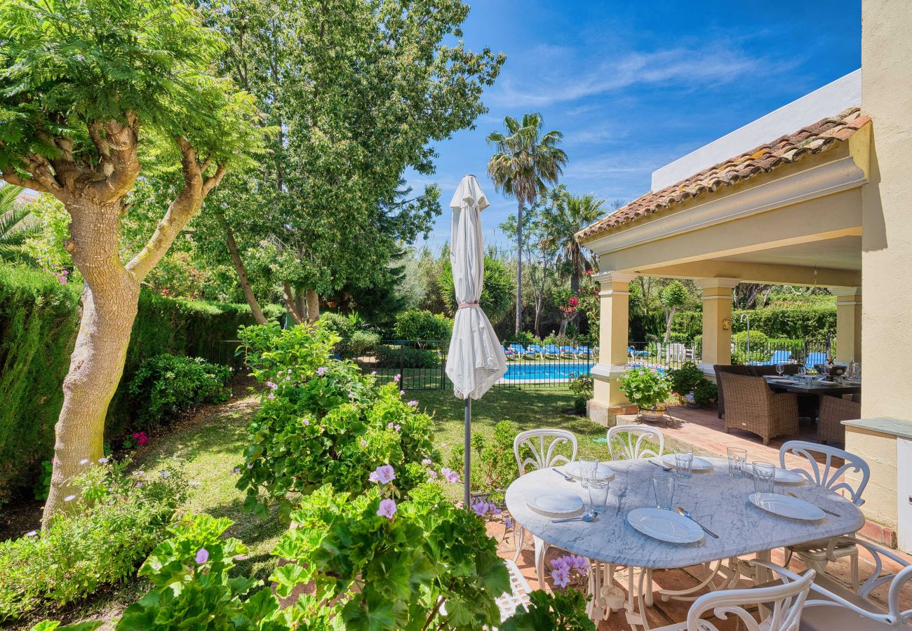 Villa i Estepona - 1106 Luxurious Family Villa with Heated Pool