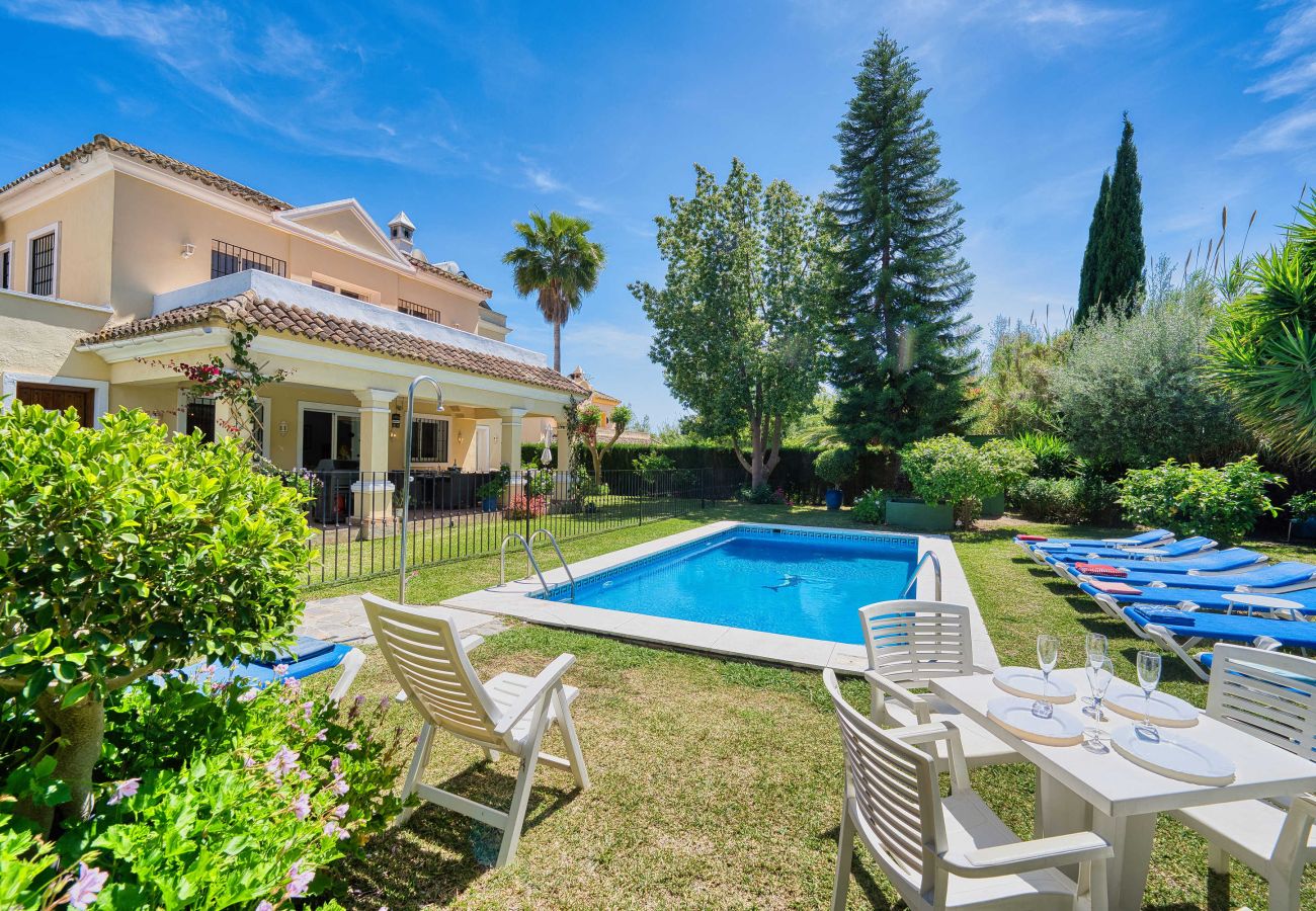 Villa i Estepona - 1106 Luxurious Family Villa with Heated Pool