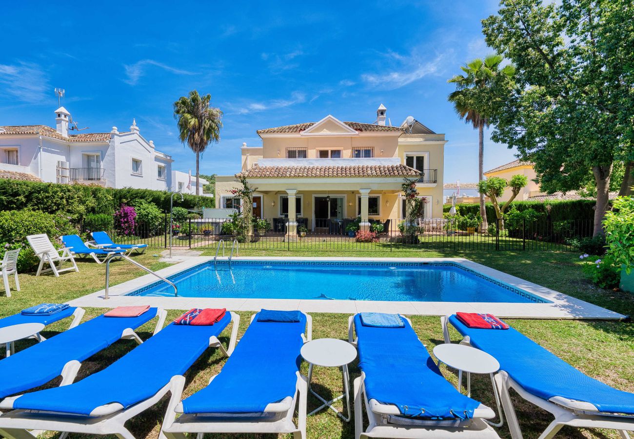 Villa i Estepona - 1106 Luxurious Family Villa with Heated Pool
