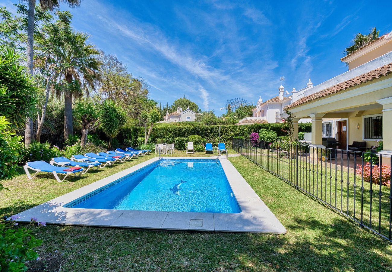 Villa i Estepona - 1106 Luxurious Family Villa with Heated Pool