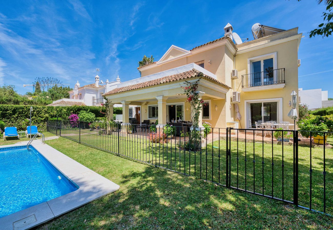 Villa i Estepona - 1106 Luxurious Family Villa with Heated Pool
